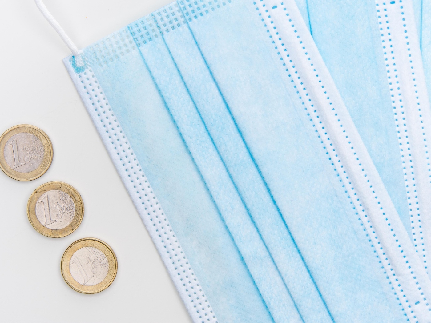 Медицинские маски с монетами евро