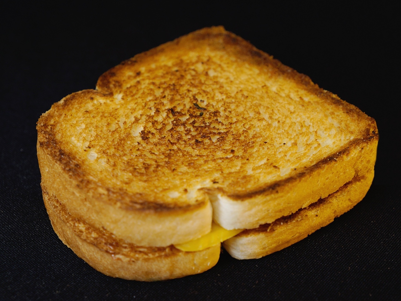 Запеченный хлеб с кусочками сыра