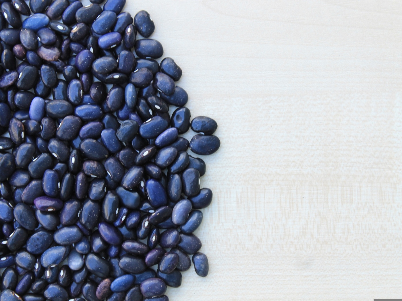 Черная фасоль на столе