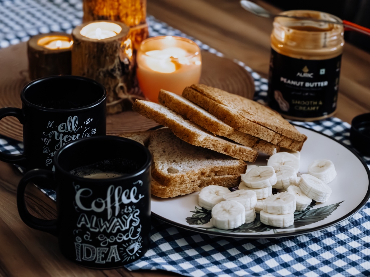 Хлеб, бананы и чай на завтрак