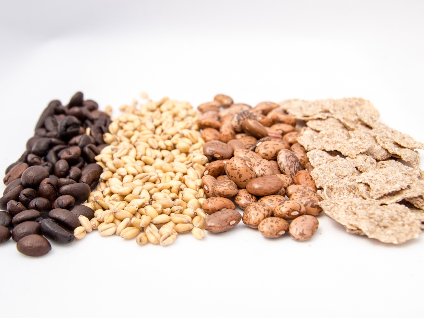 Хлопья и фасоль на белом фоне