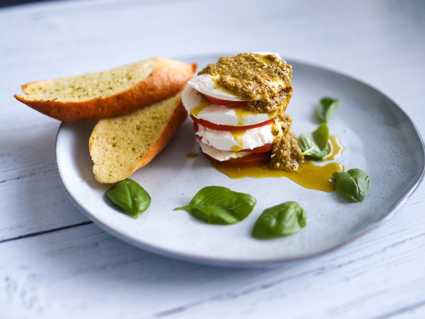 Сыр с помидорами и гренками на тарелке