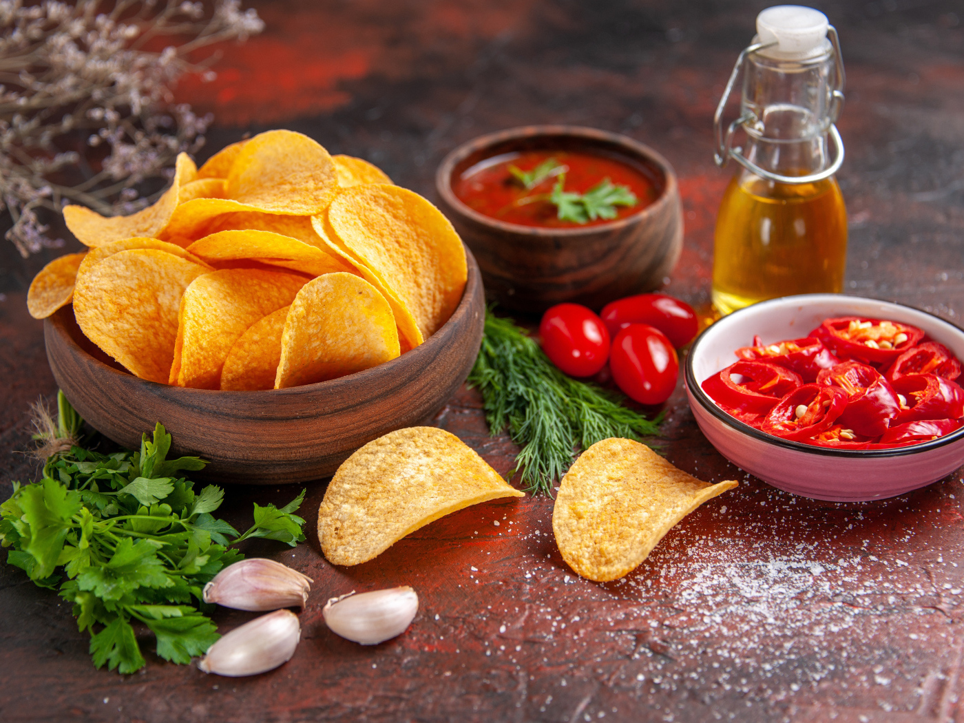 Чипсы на столе с перцем и соусом