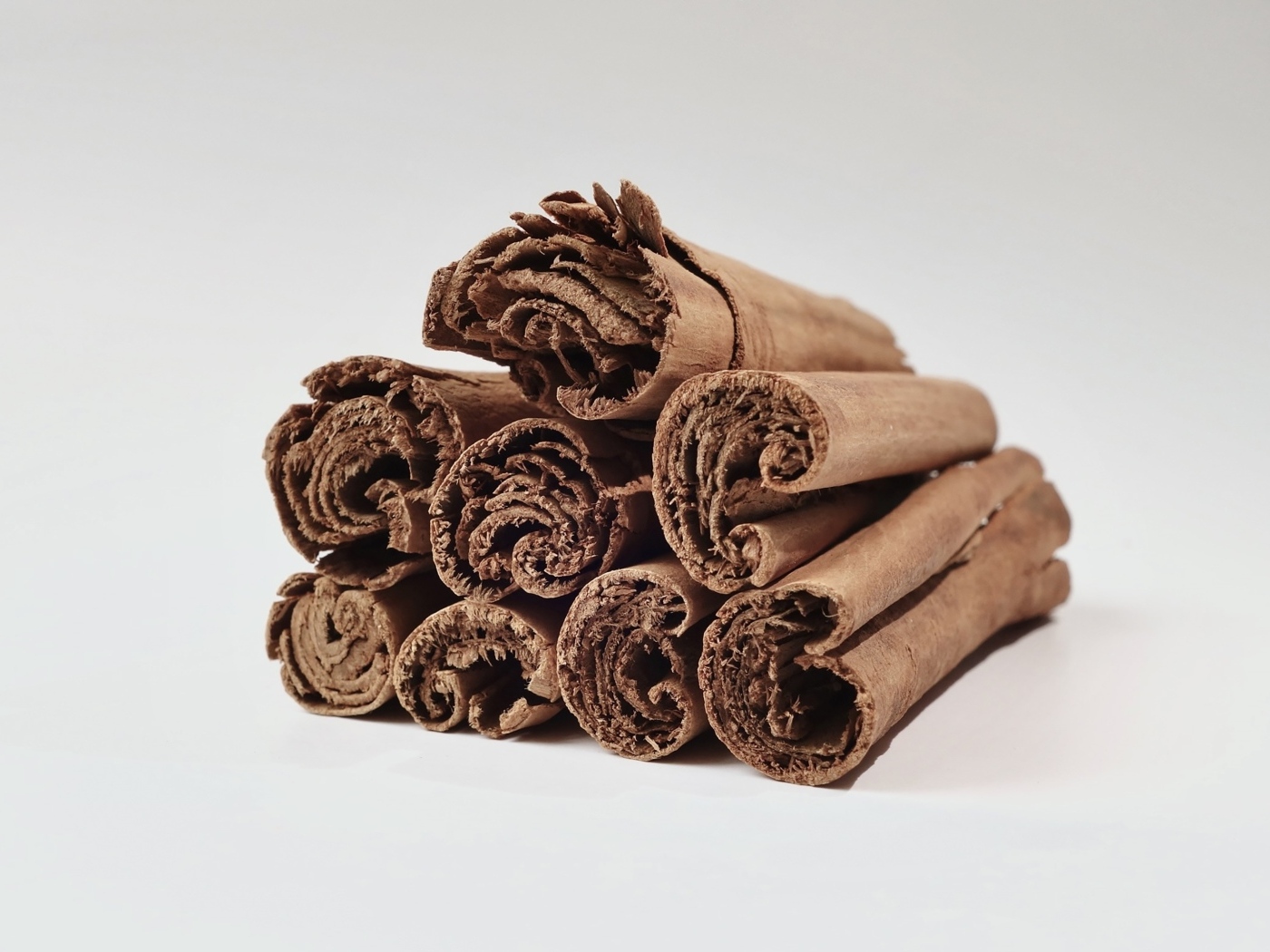 Корица на сером фоне