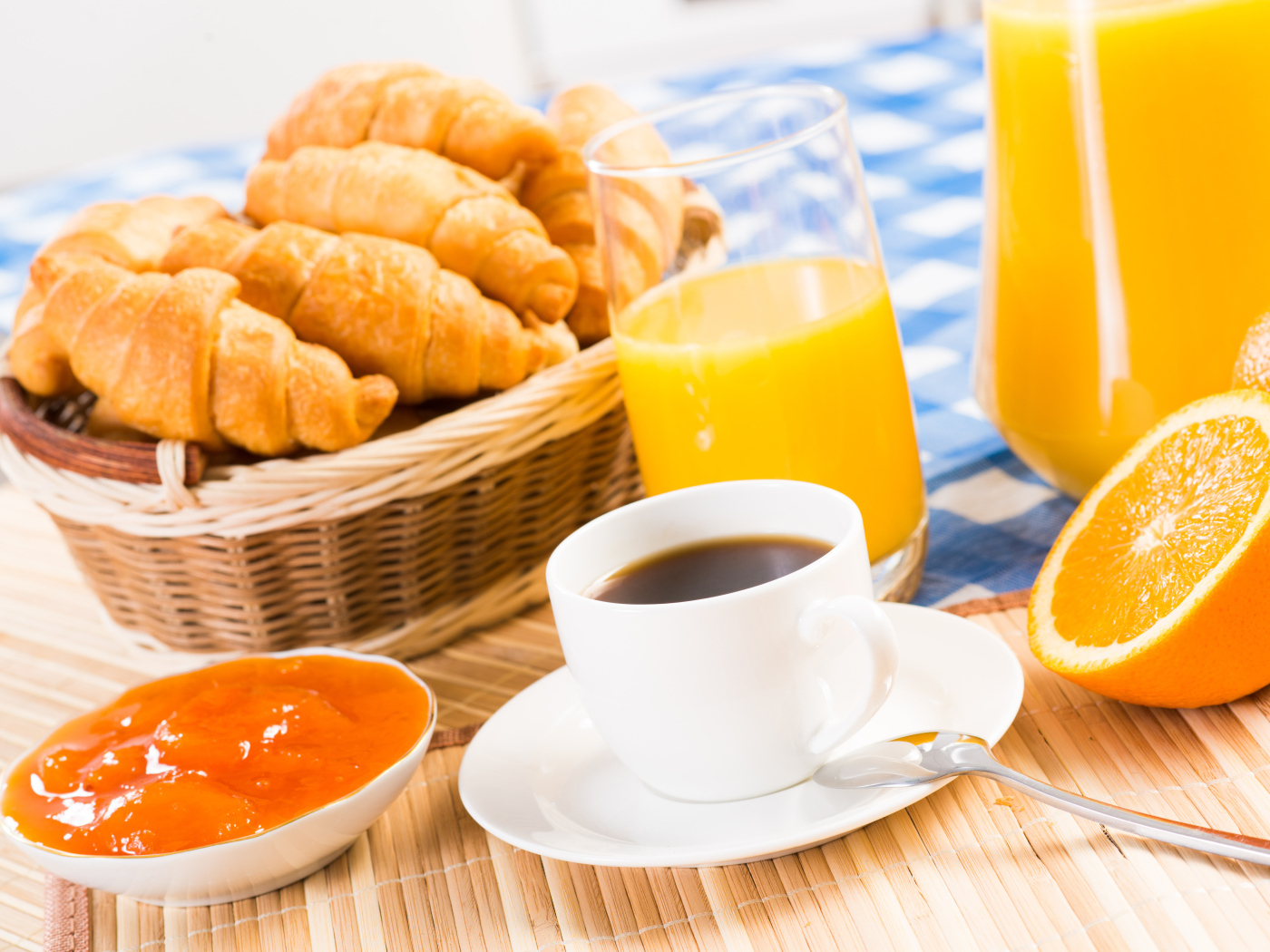 Кофе с круассанами и соком на столе на завтрак