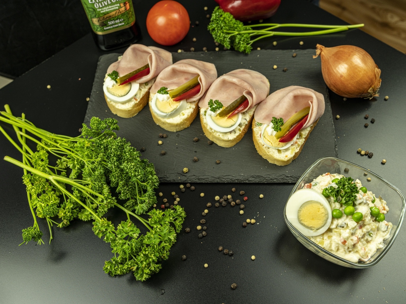 Вкусные бутерброды с ветчиной на столе с петрушкой