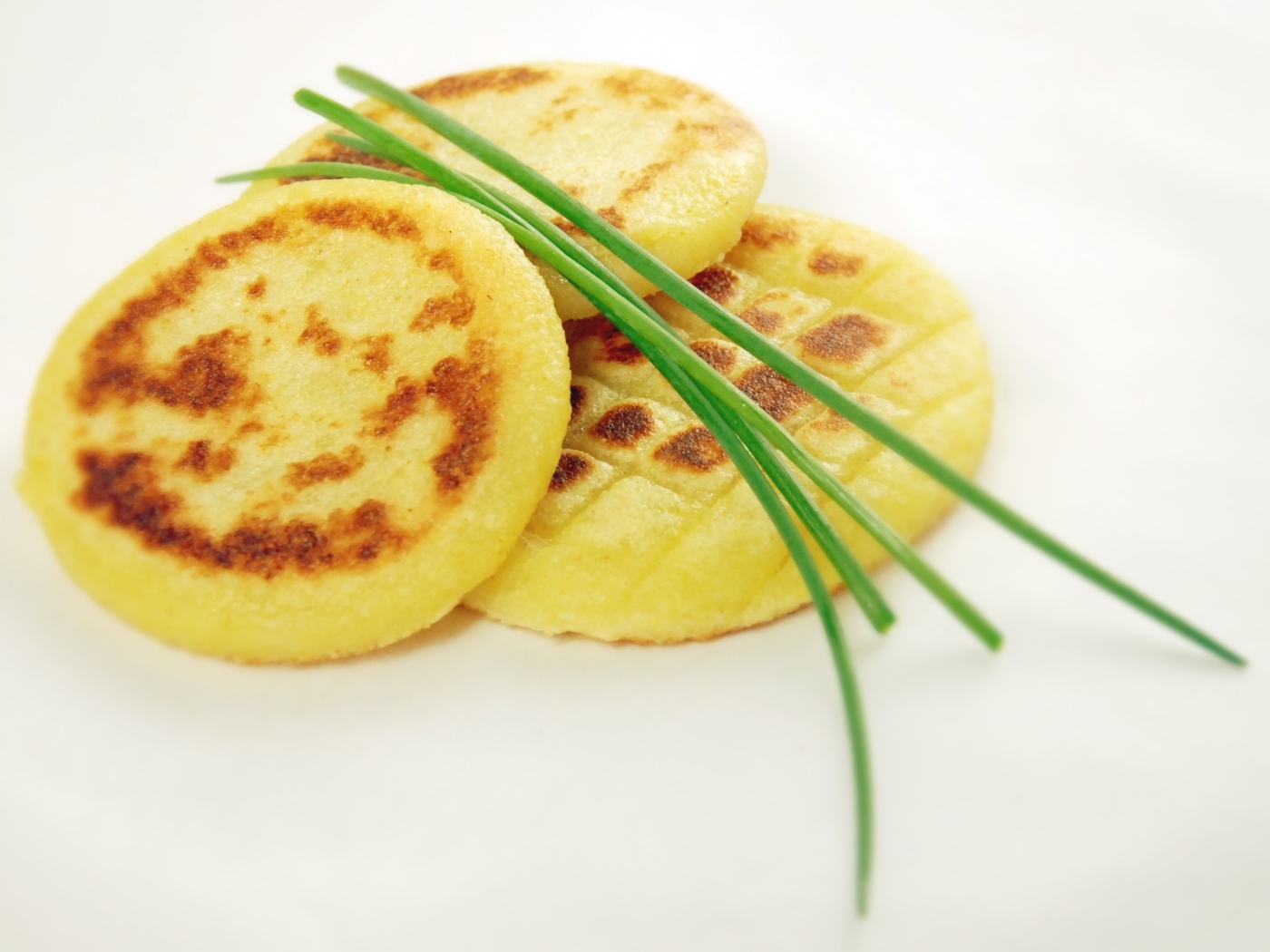 Драники с зеленым луком на тарелке