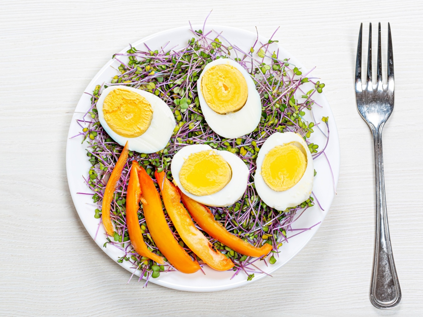 Яйца с кусочками сладкого перца и пророщенной зеленью