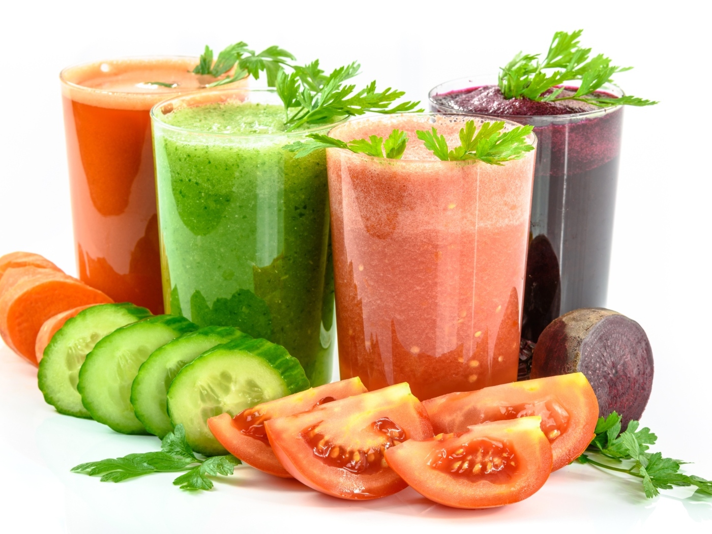 Свежие полезные коктейли с овощами на белом фоне