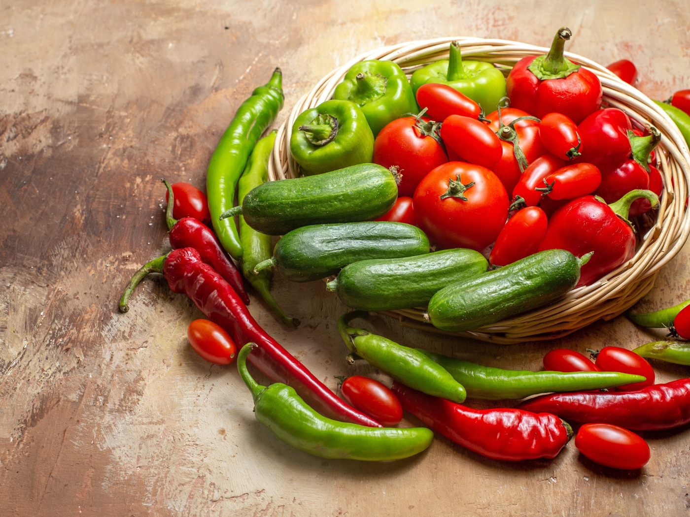 Свежие помидоры, огурцы и перец на столе