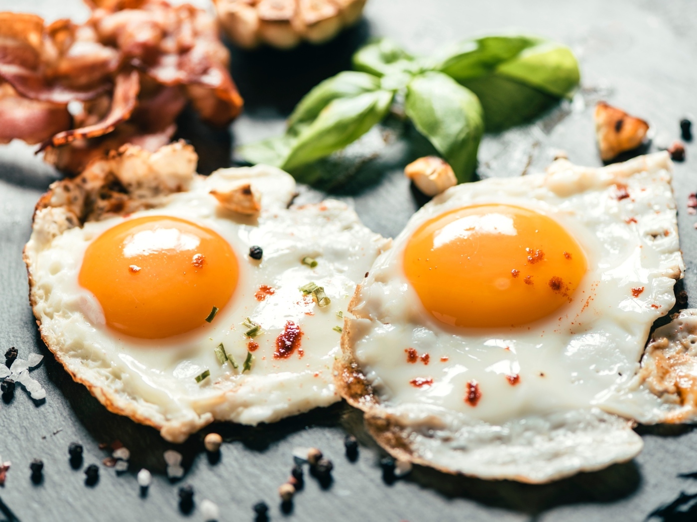 Яичница глазунья с базиликом