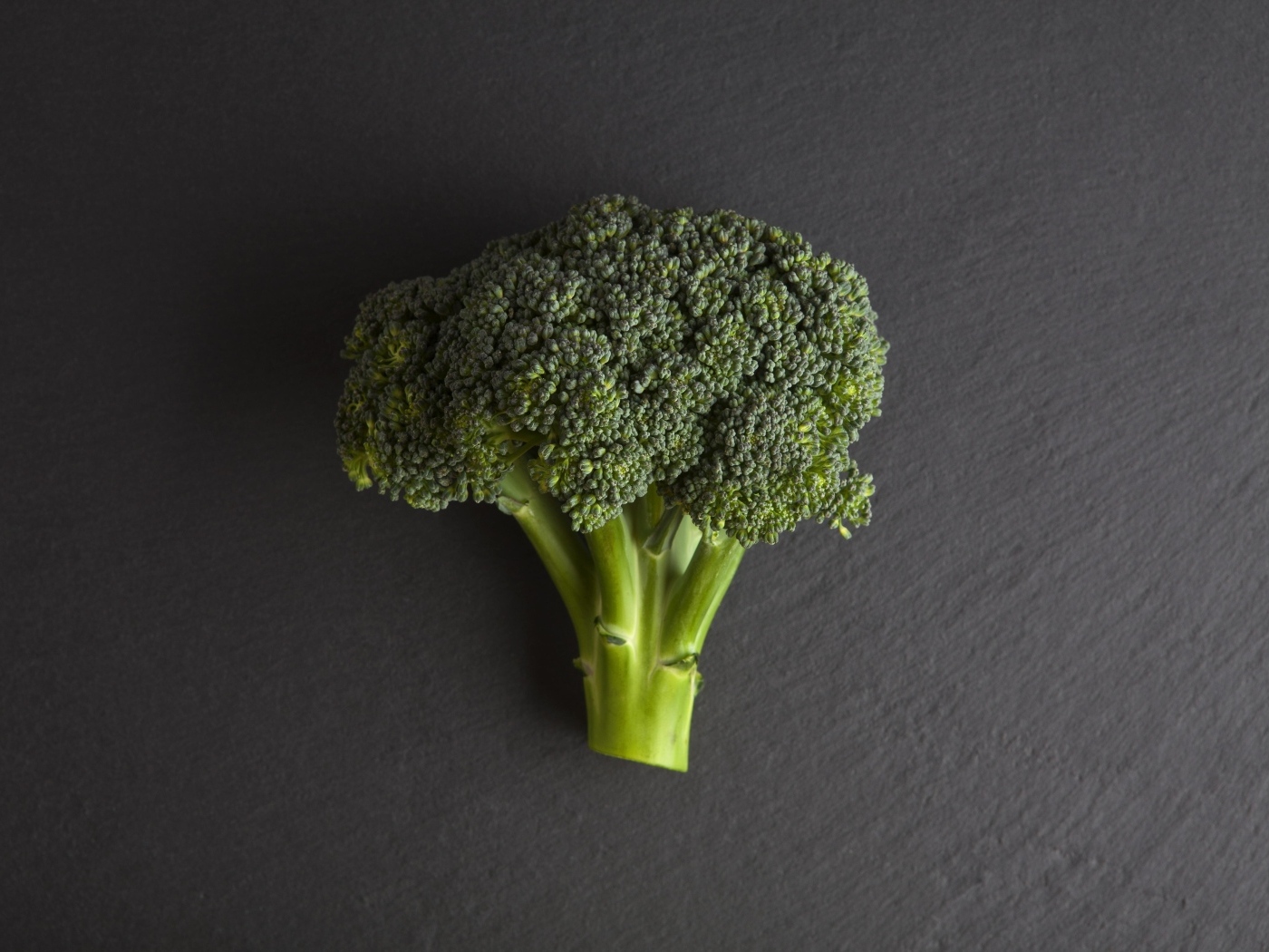 Зеленое брокколи на сером столе