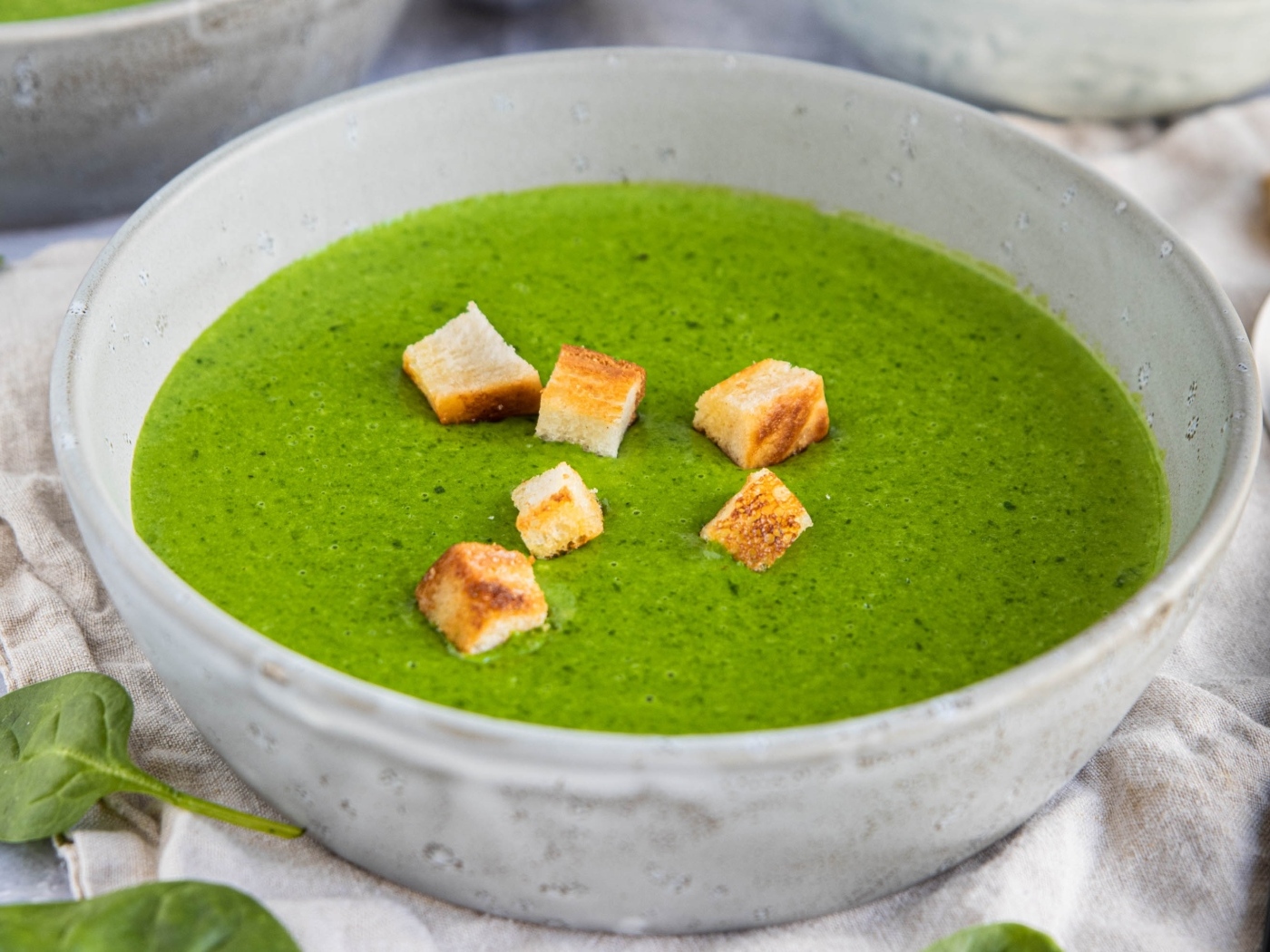 Зеленый полезный суп пюре с сухариками
