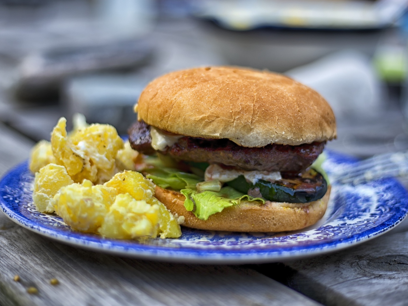 Гамбургер на тарелке с картофелем