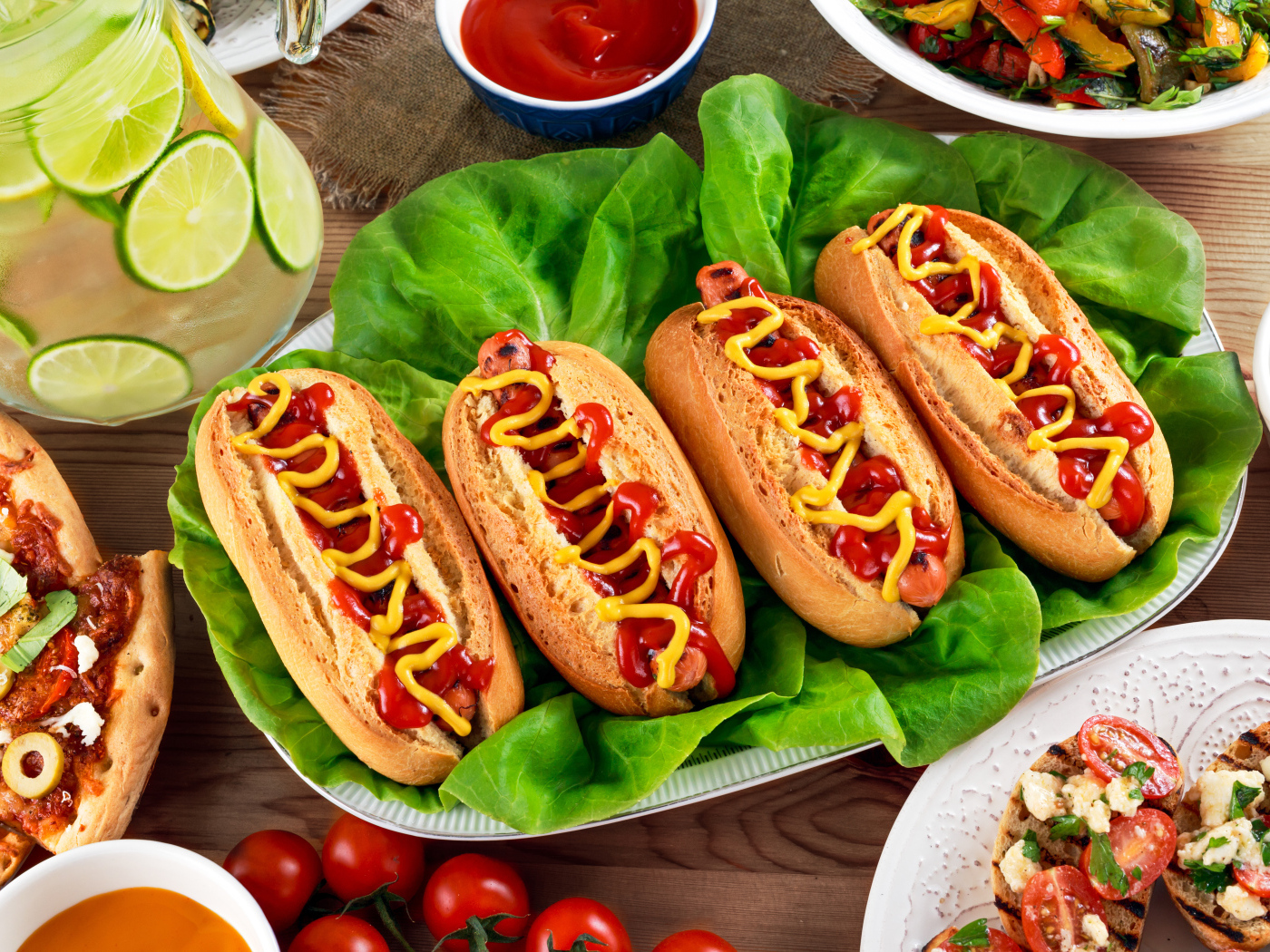 Хот доги на тарелке с листьями салата