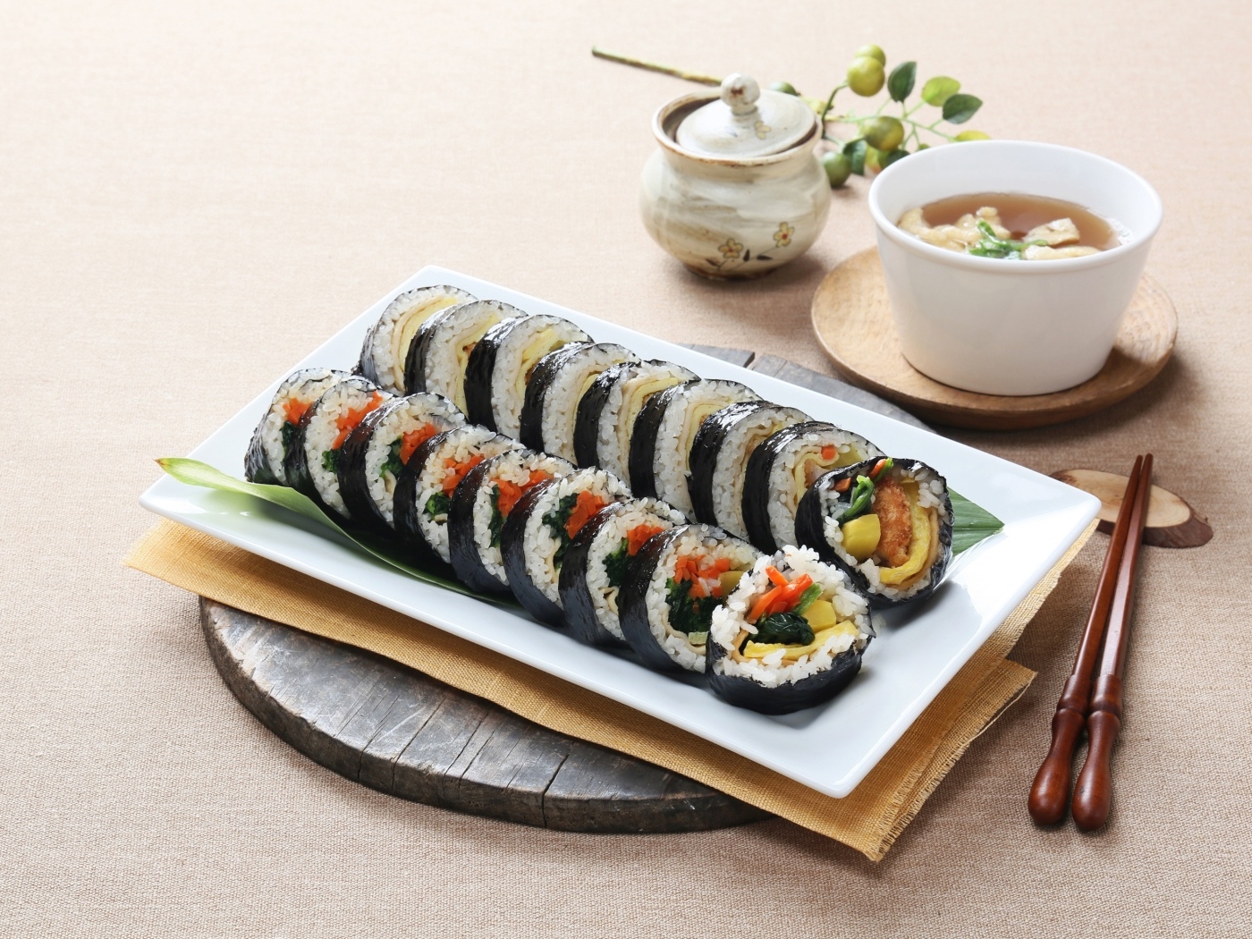Японские суши на столе с чаем