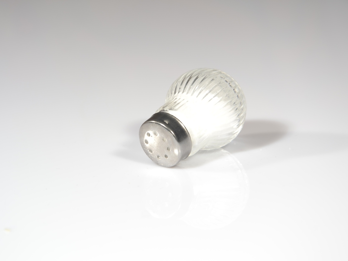 Баночка с солью на сером фоне