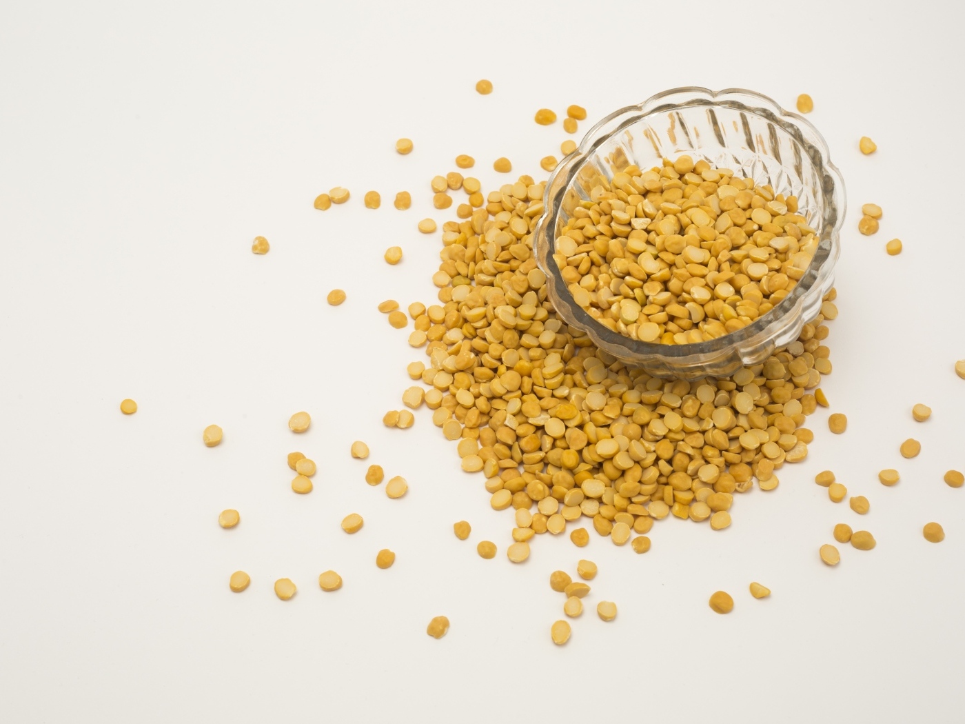 Чечевица рассыпана на белом фоне