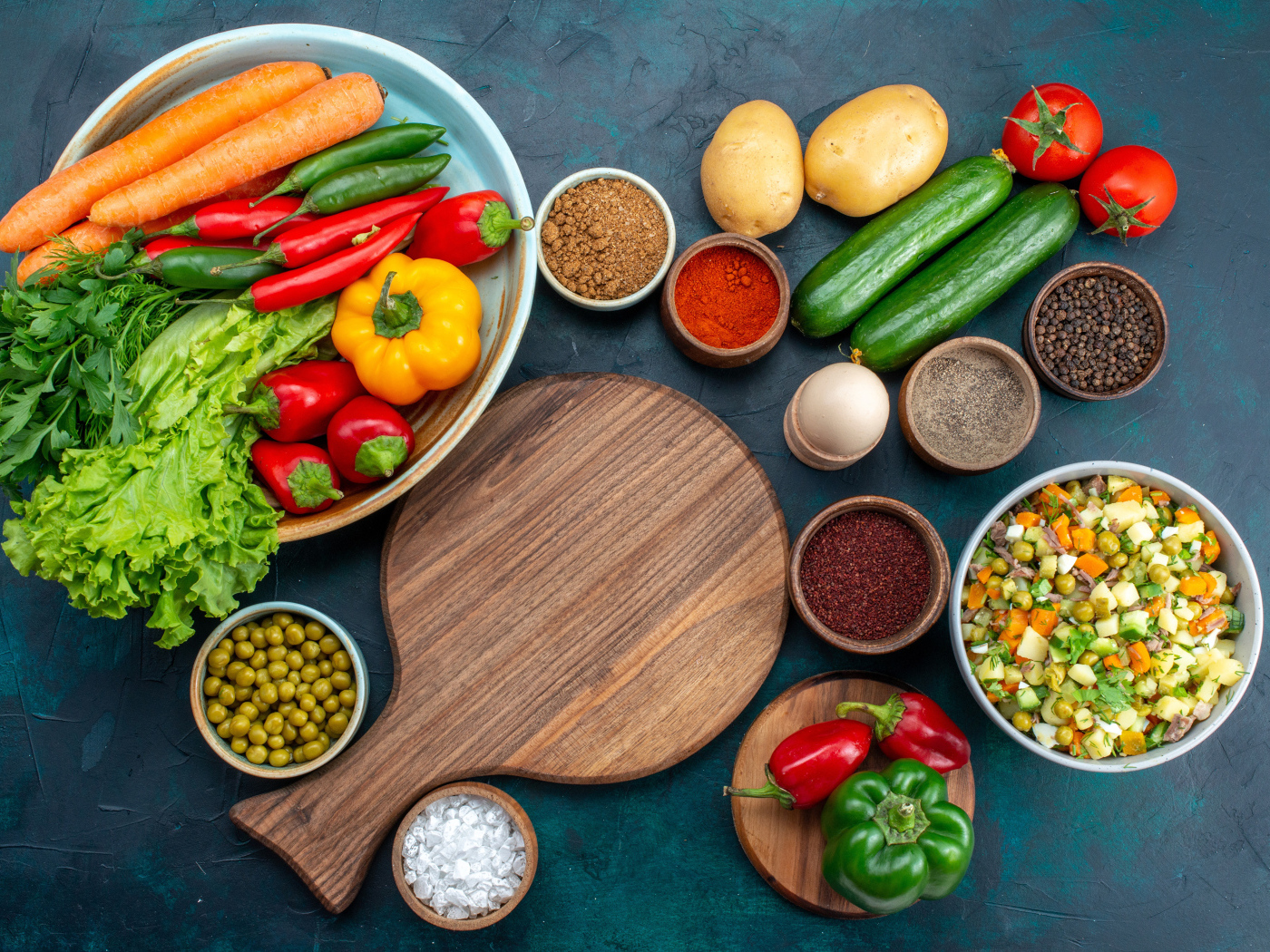 Много овощей со специями на столе с салатом