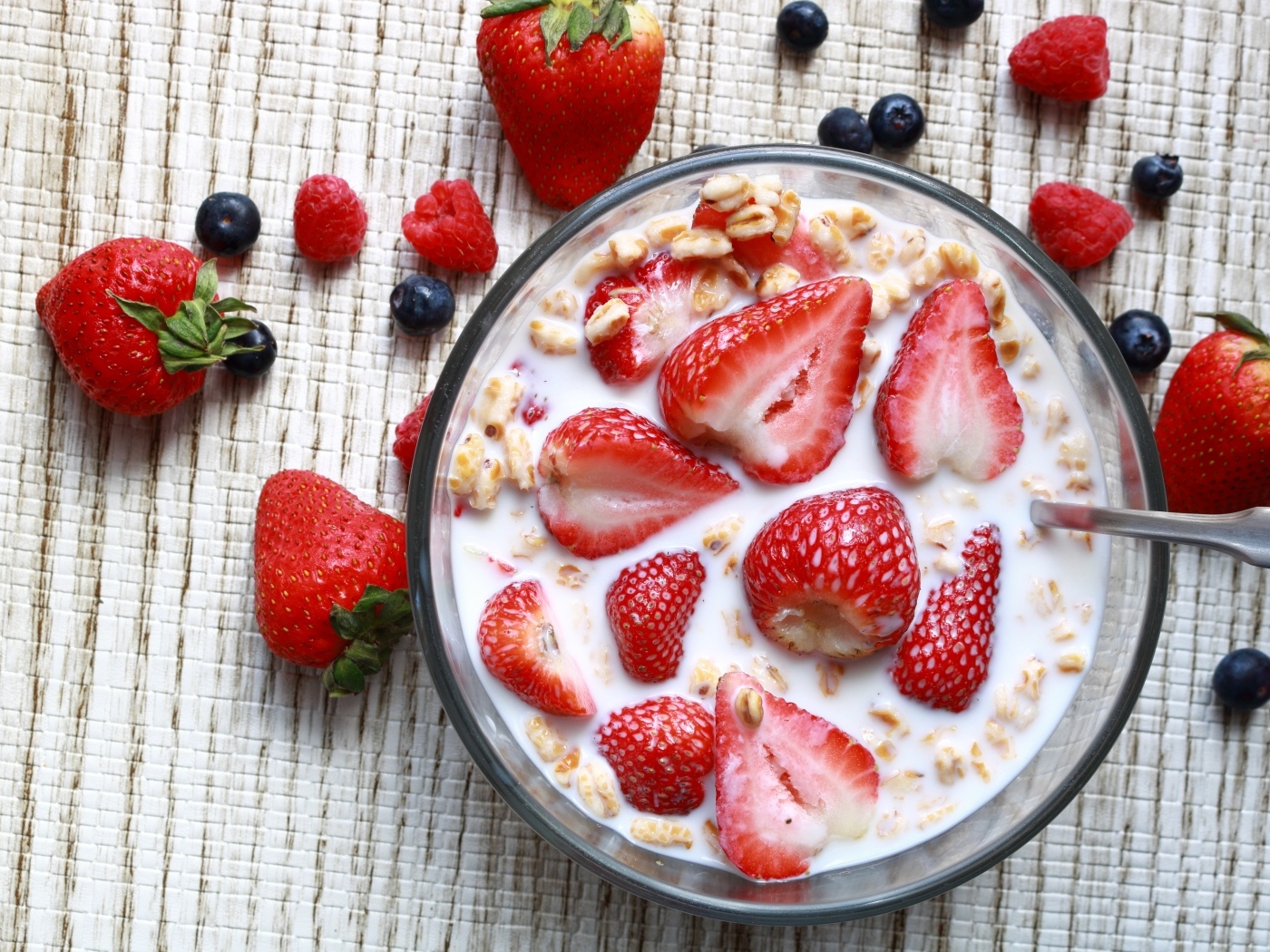 Овсянка с молоком в тарелке с ягодами малины