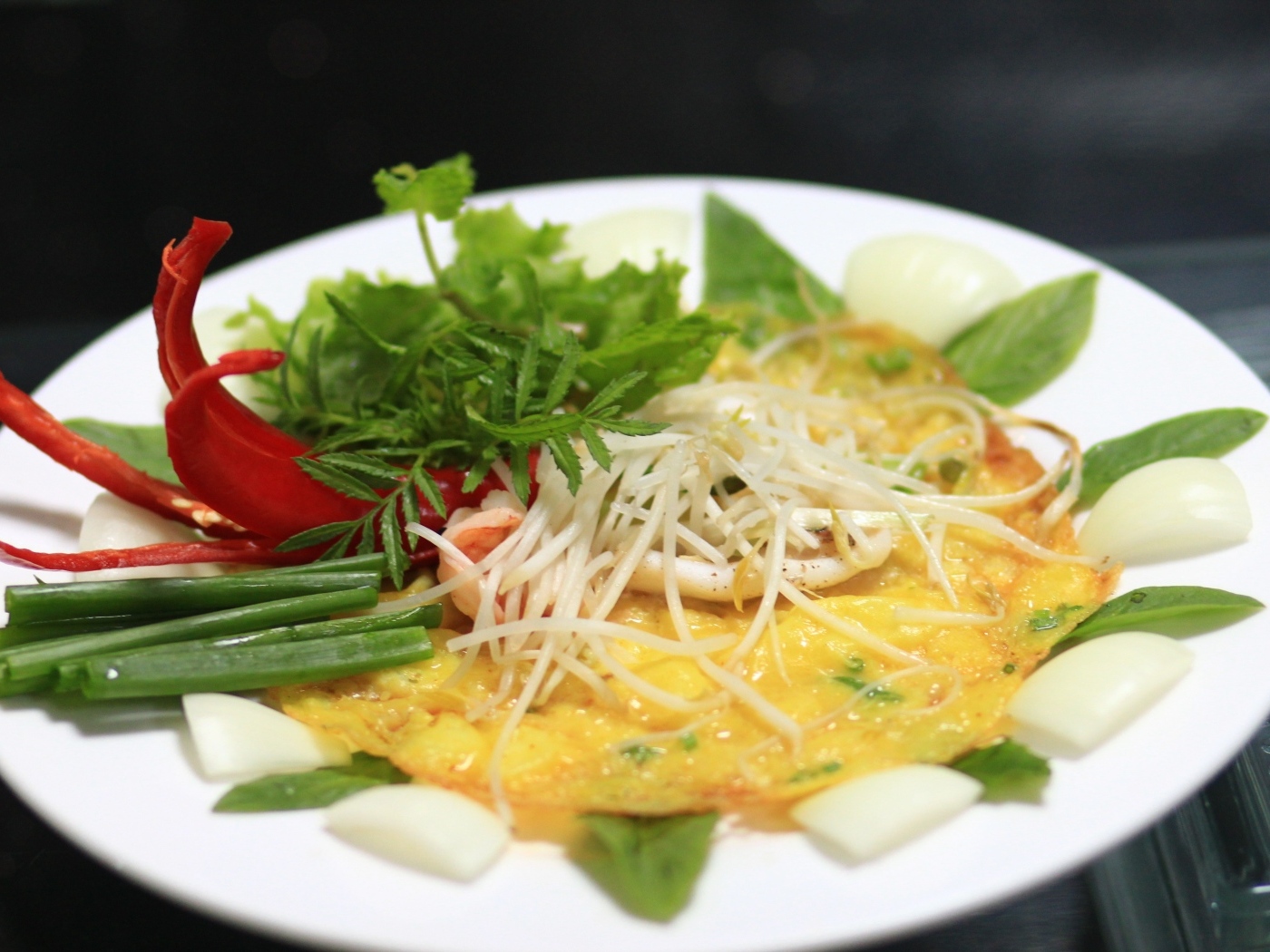 Омлет с луком и острым перцем на тарелке 