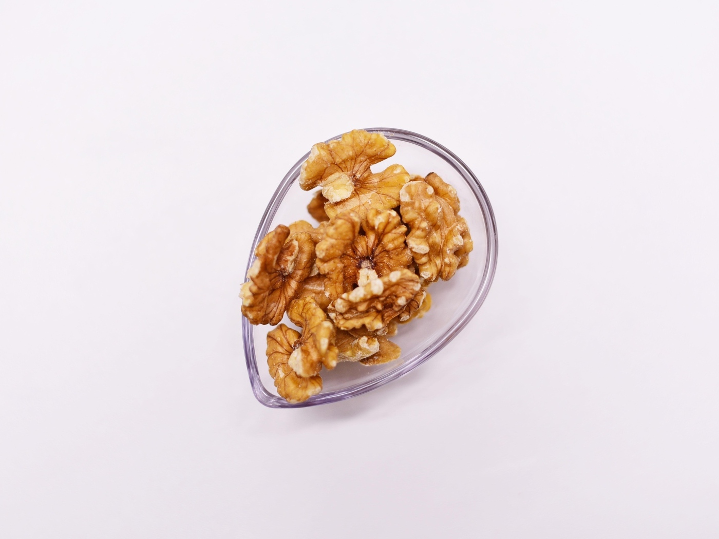 Очищенные грецкие орехи на белом фоне