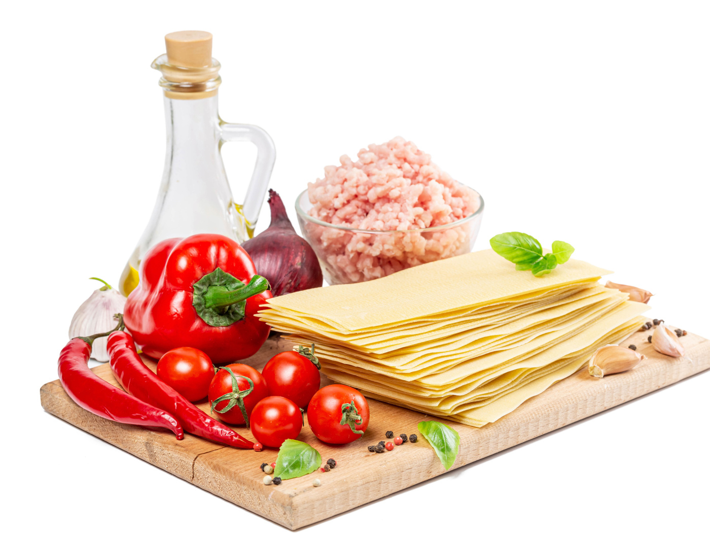 Продукты для лазаньи на белом фоне