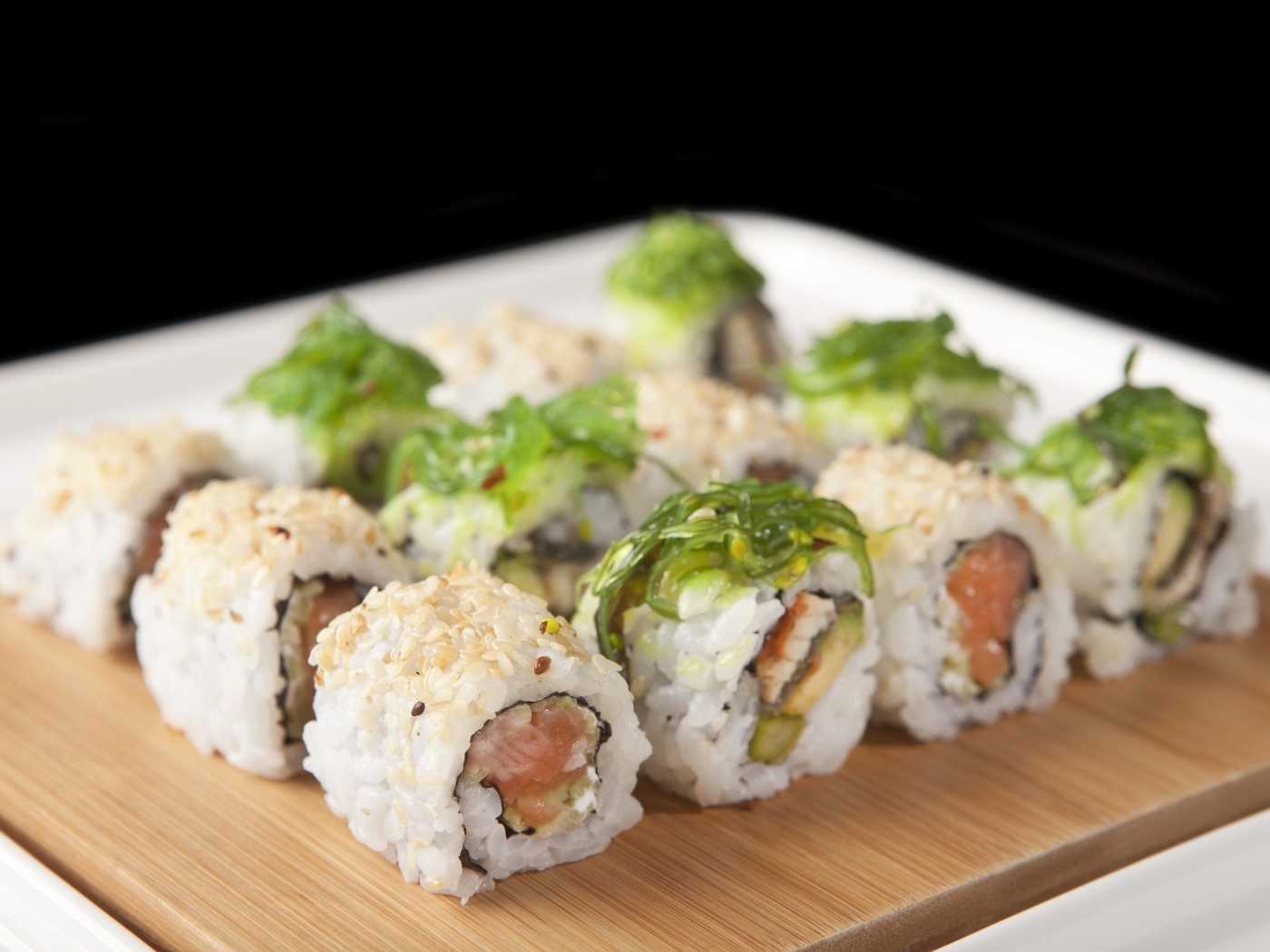 Роллы с рыбой на деревянной доске