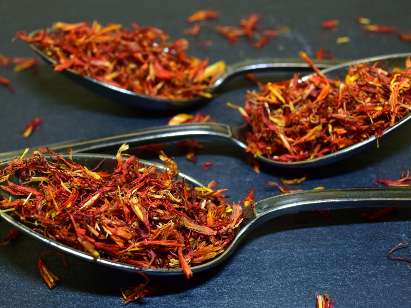 Приправа шафран на ложке