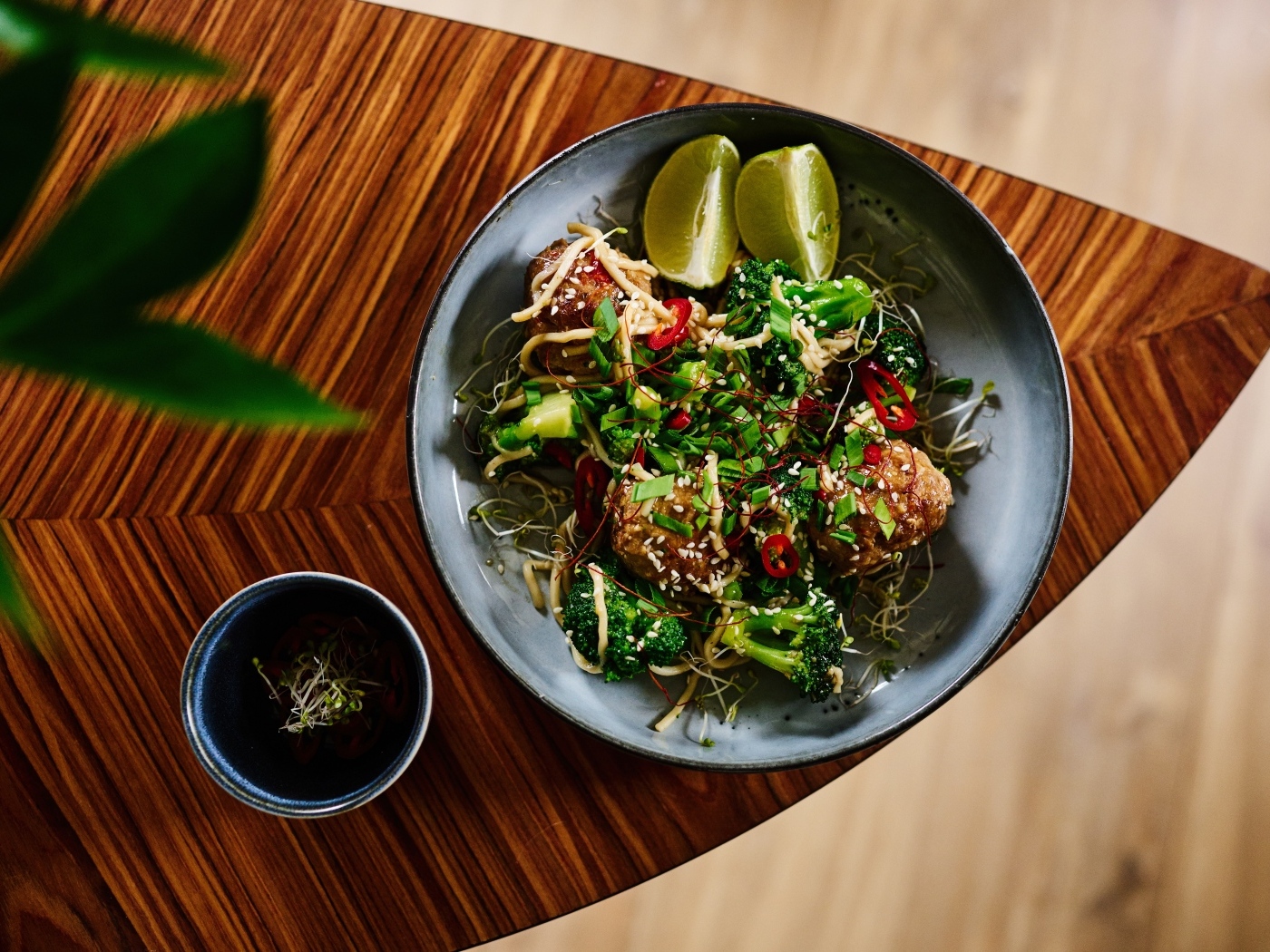 Салат на тарелке с кусочками лайма