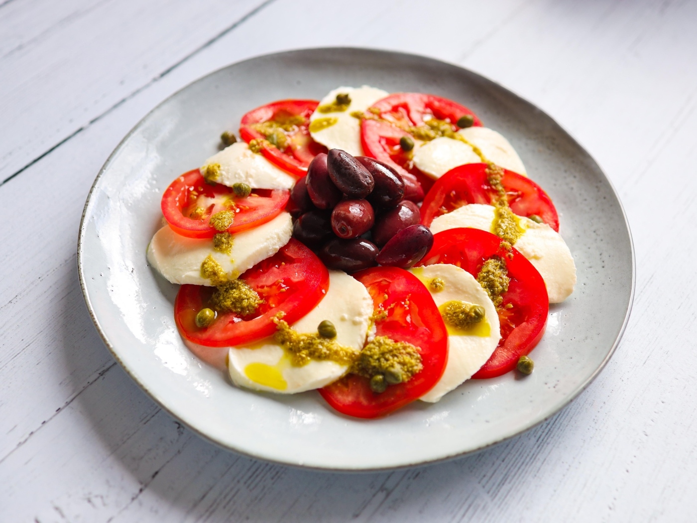 Салат с сыром моцарелла, помидорами и маслинами