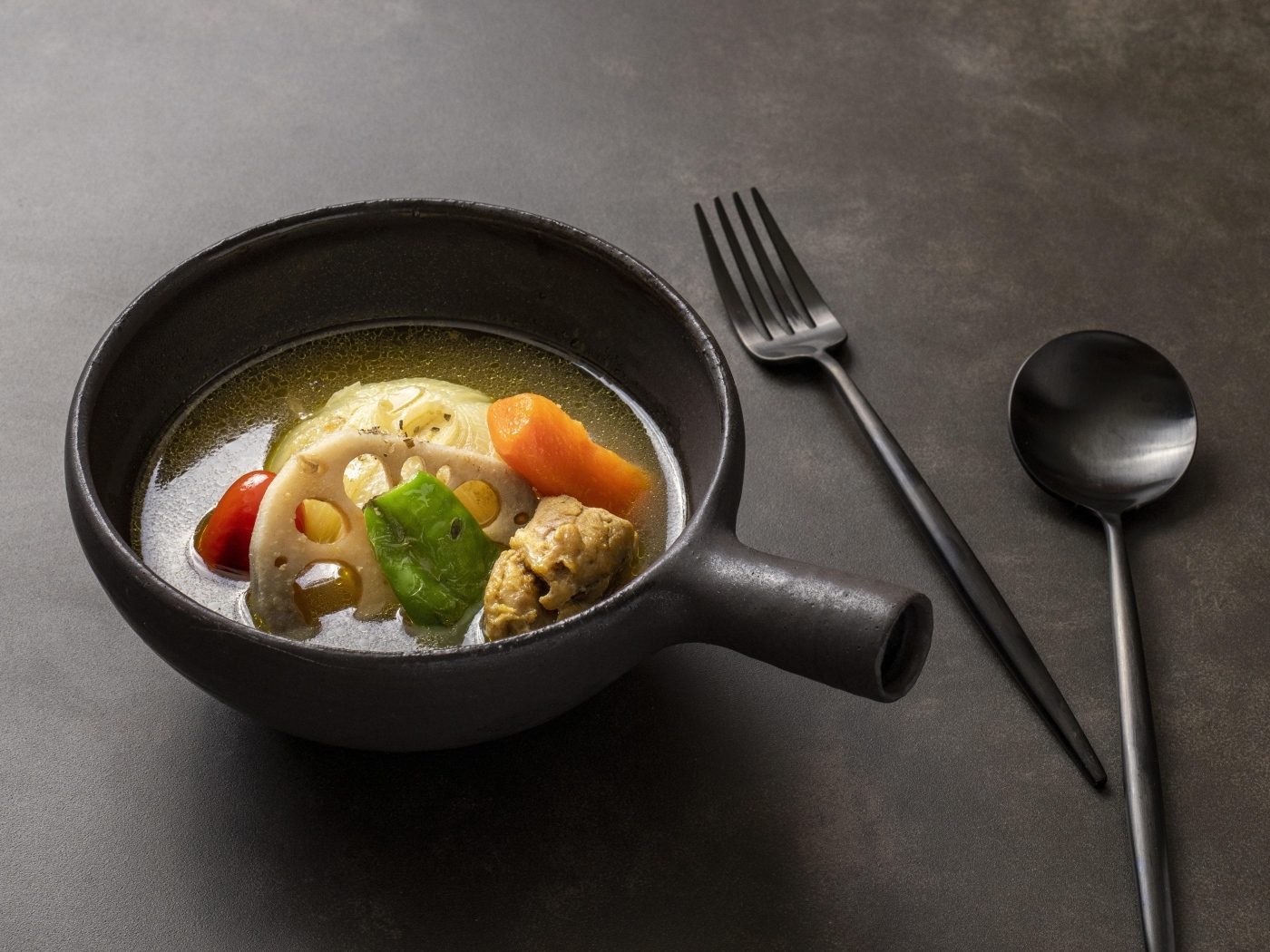 Суп саппоро с овощами на столе