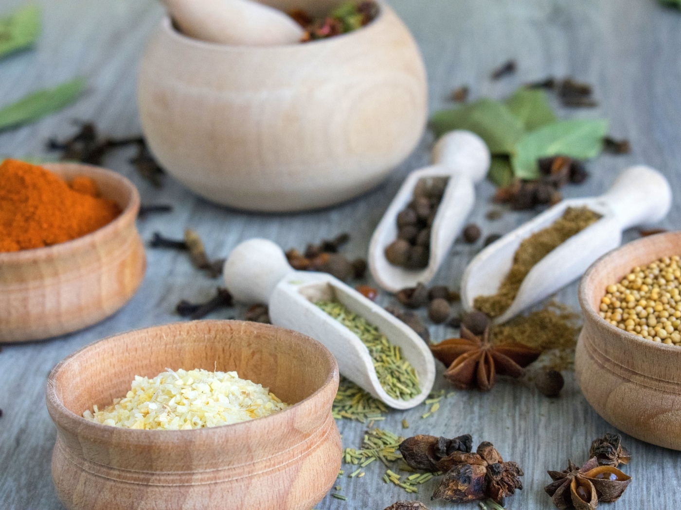 Семена и специи на столе