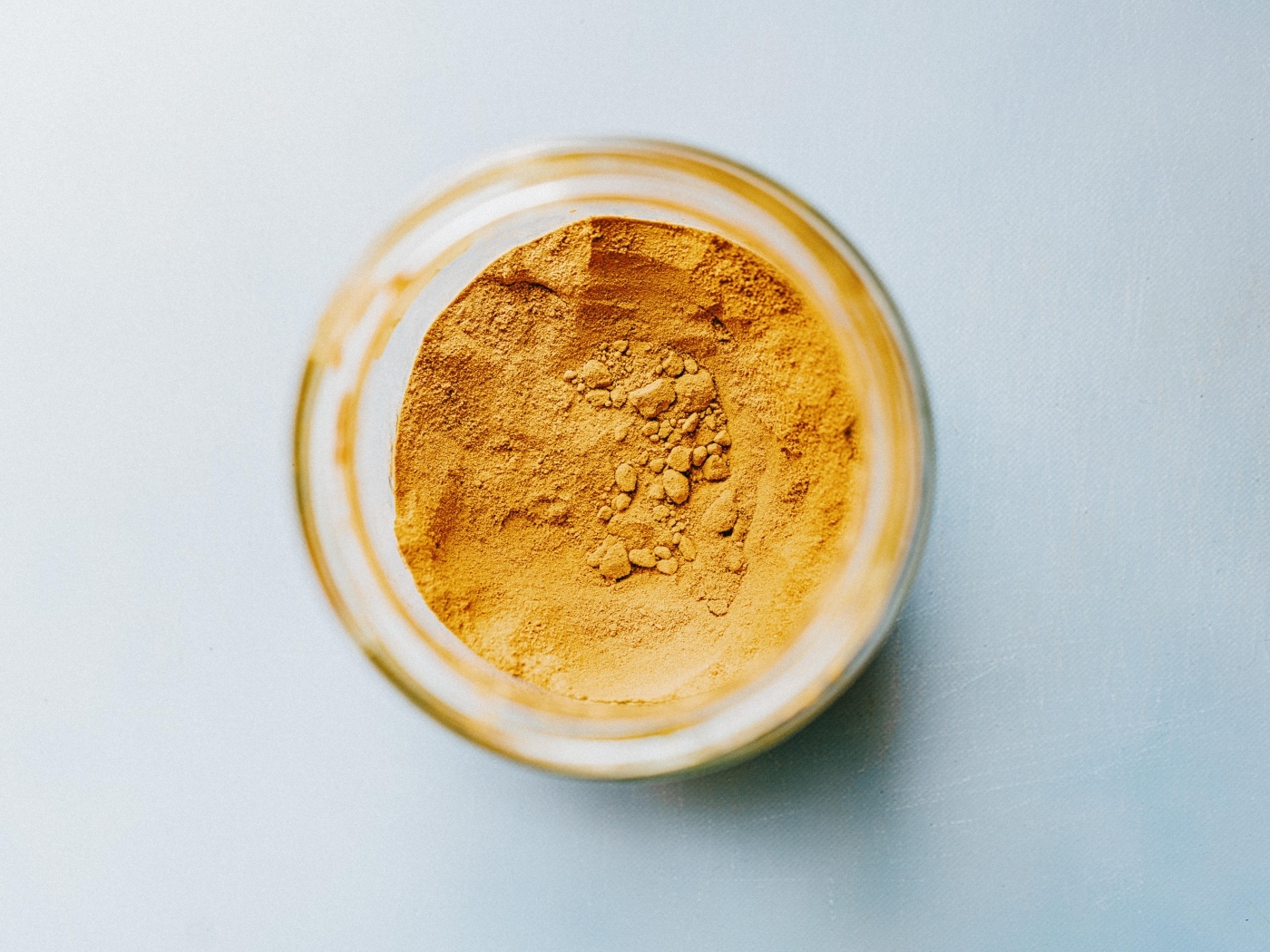 Пряная приправа куркума на сером фоне