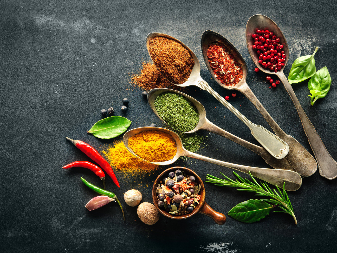 Ложки с ароматными специями на столе