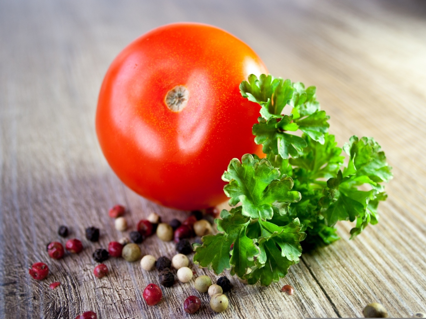Помидор с петрушкой и перцем горошком