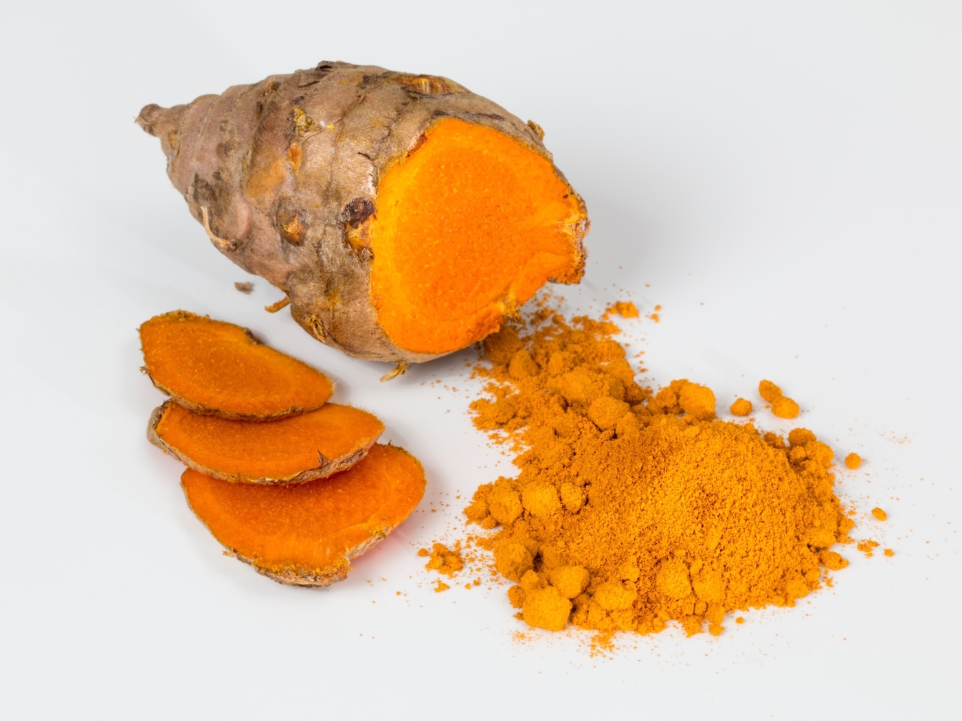Корень куркумы с порошком на сером фоне