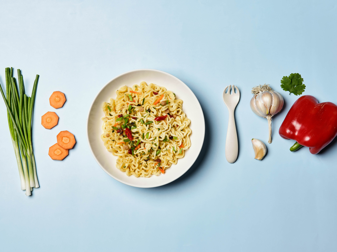 Вермишель с овощами на голубом фоне 