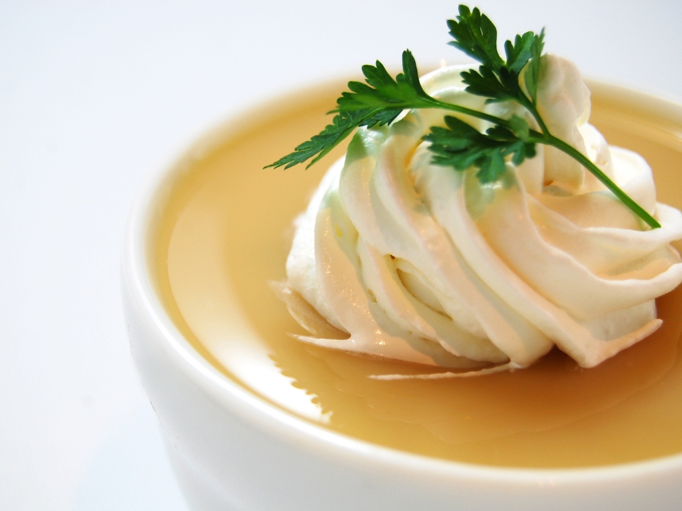 Белый взбитый крем на супе с петрушкой
