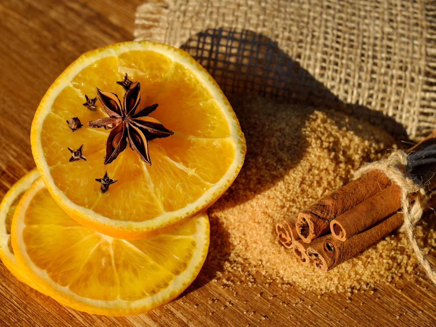 Ароматный апельсин с корицей и сахаром
