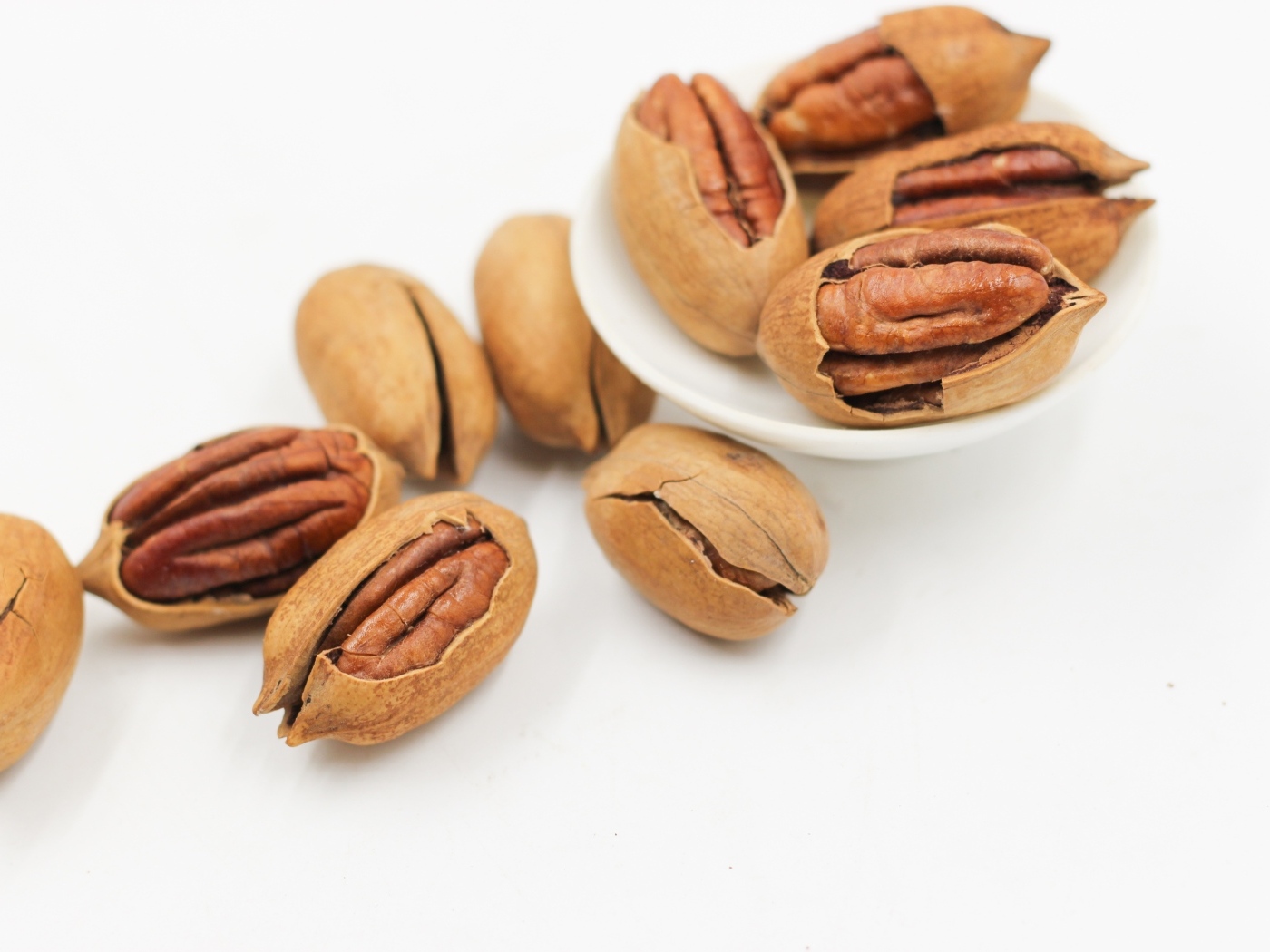 Большой орех пекан на белом фоне