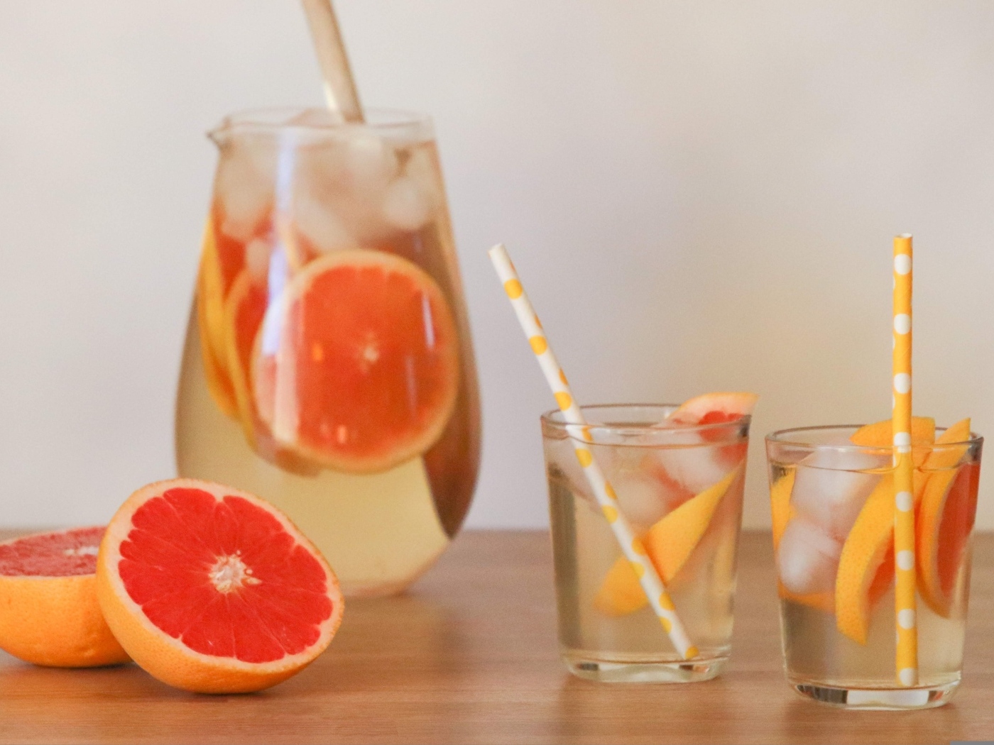 Графин с грейпфрутом и помело