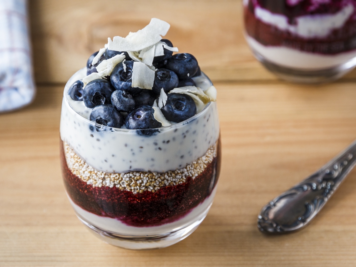 Десерт с ягодами черники в стакане на завтрак