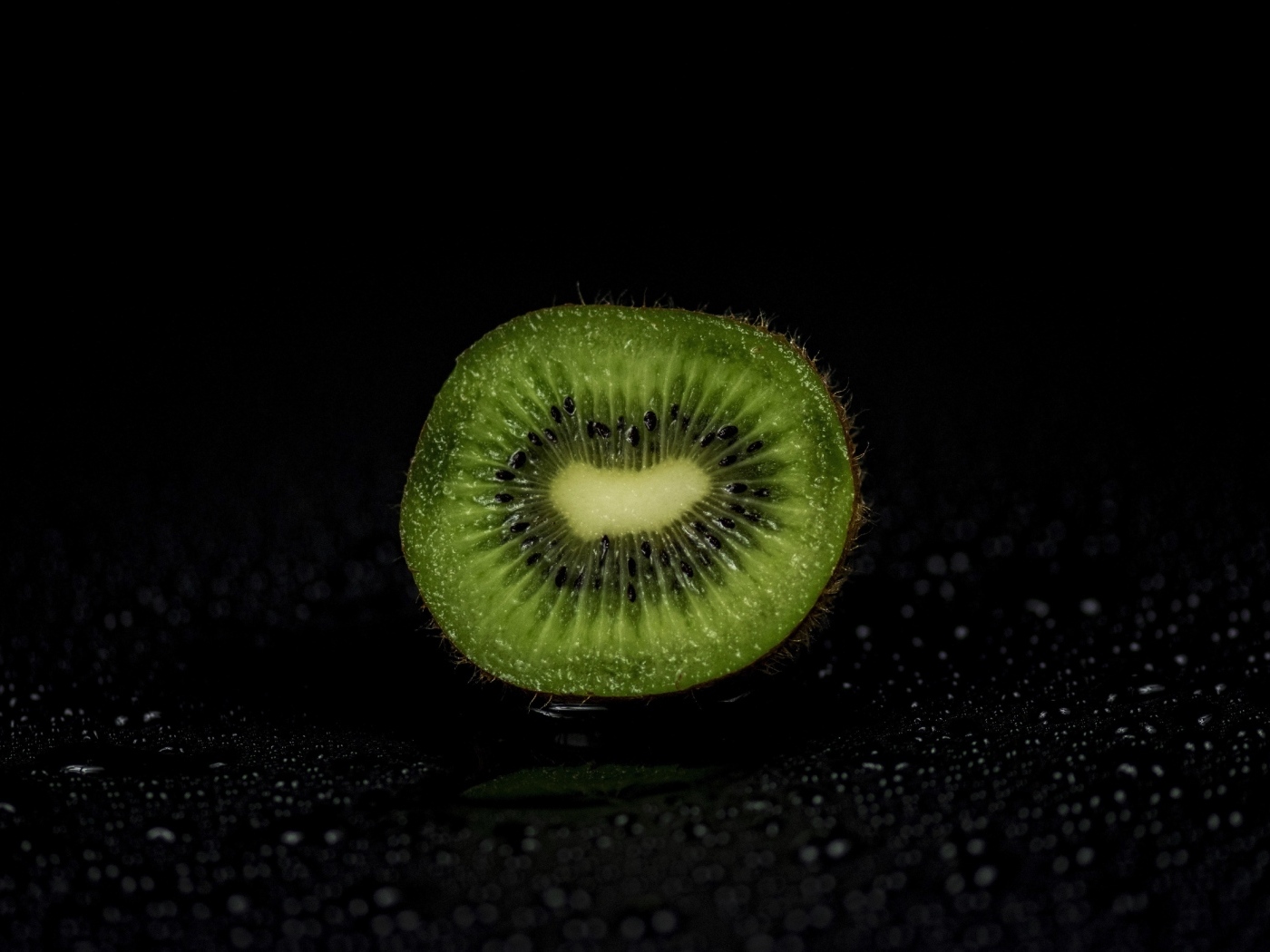 Половина киви на черном фоне в воде
