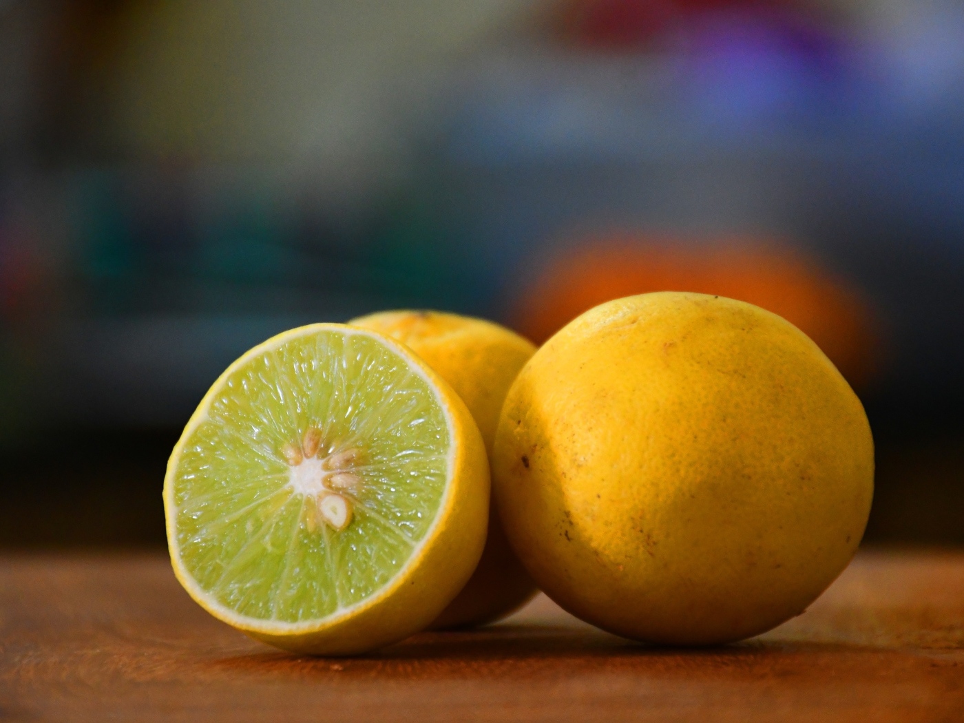 Лимоны на деревянном столе