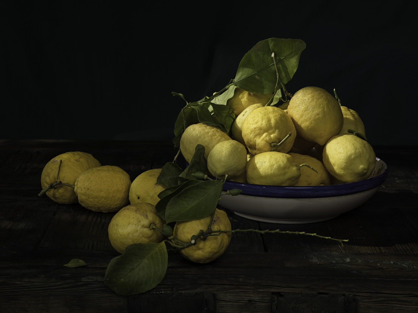 Много спелых желтых лимонов на столе