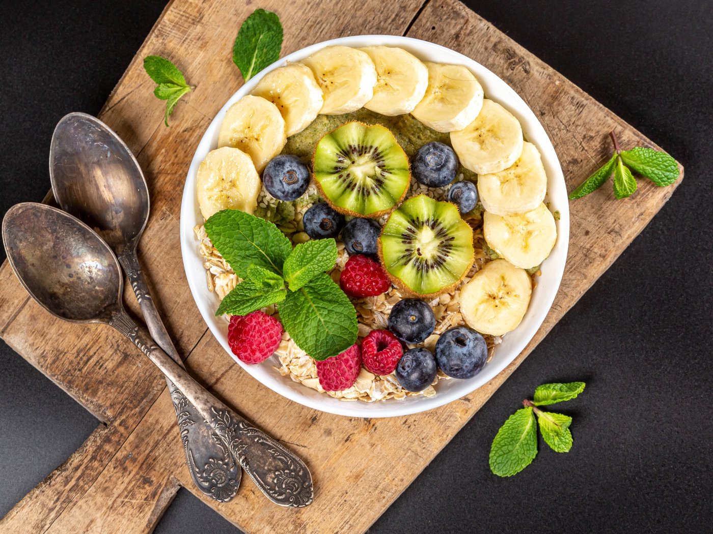 Овсяные хлопья с ягодам на завтрак 