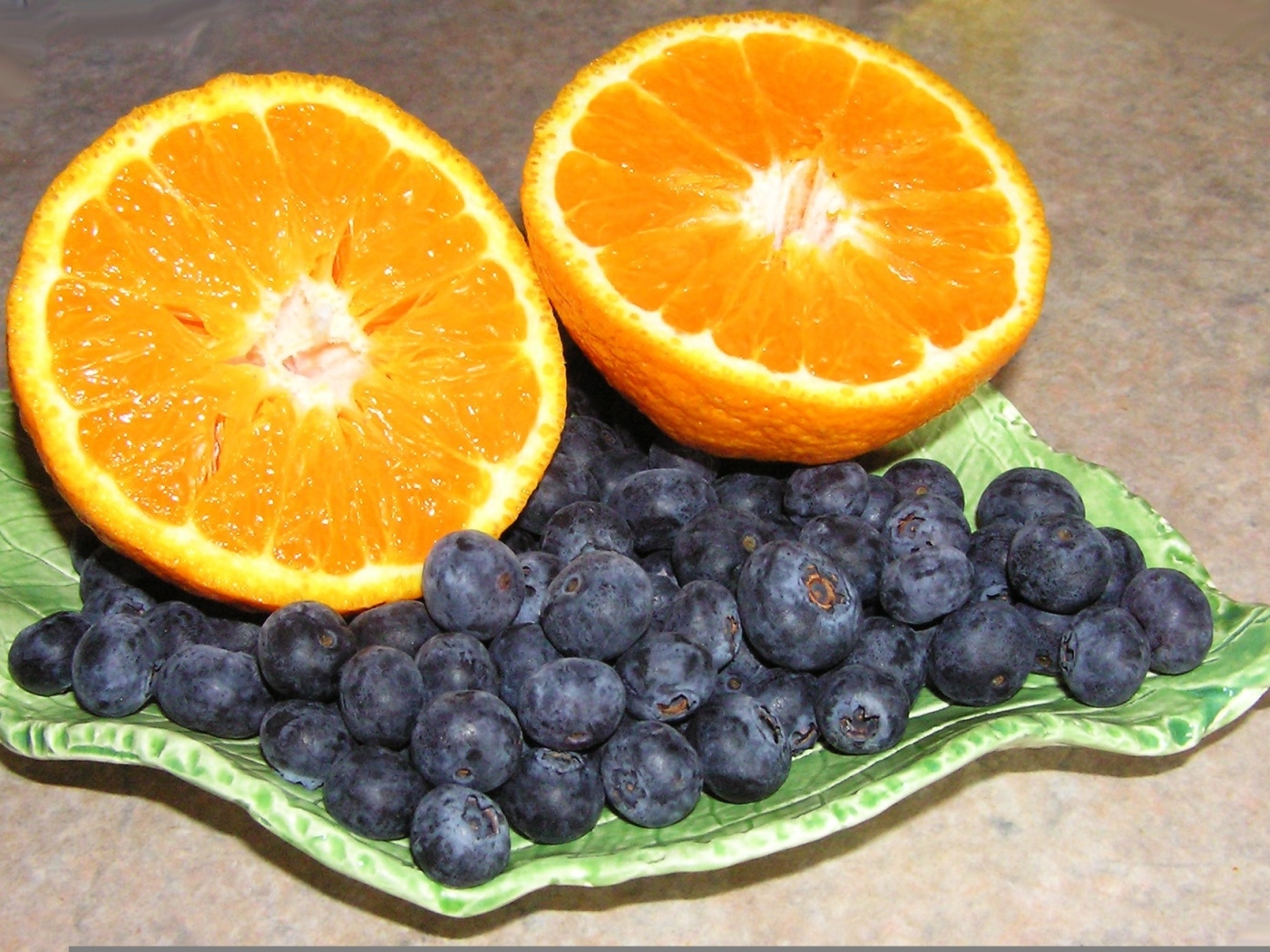 Половинки апельсина с ягодами черники на столе