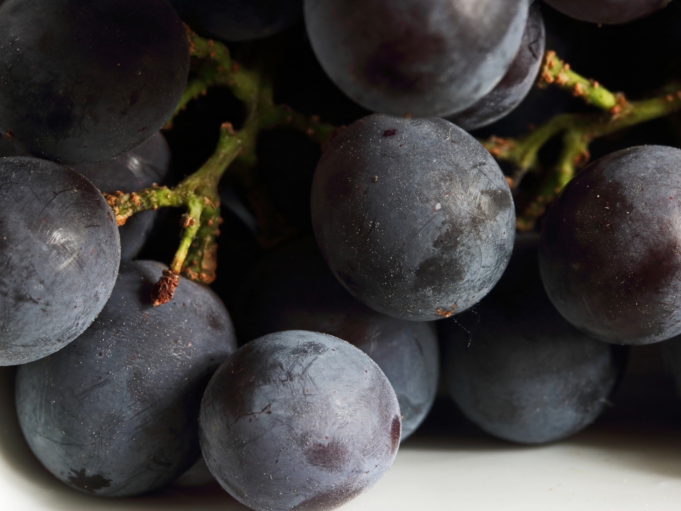 Розовый круглый виноград крупным планом