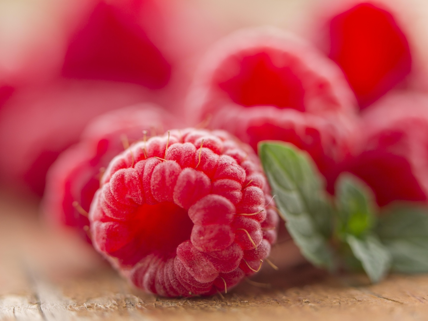 Ягода спелой красной малины крупным планом